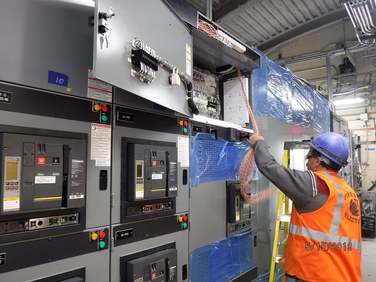 Câblage électronique en atelier